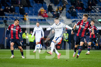 2022-03-20 - Atalanta's Valentin Mihaila in action against Bologna's Gary Medel and Bologna's Mattias Svanberg - BOLOGNA FC VS ATALANTA BC - ITALIAN SERIE A - SOCCER