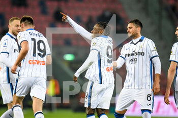 2022-03-20 - Atalanta's Moustapha Cisse celebrates after scoring a goal 0-1 with teammates - BOLOGNA FC VS ATALANTA BC - ITALIAN SERIE A - SOCCER