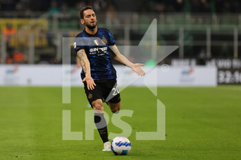 2022-03-19 - Hakan Calhanoglu of FC Internazionale expresses disappointment during the Serie A 2021/22 football match between FC Internazionale and ACF Fiorentina at Giuseppe Meazza Stadium, Milan, Italy on March 19, 2022 - INTER - FC INTERNAZIONALE VS ACF FIORENTINA - ITALIAN SERIE A - SOCCER