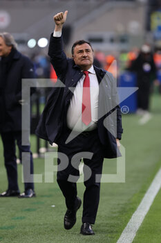 2022-03-19 - Giuseppe Barone General Manager of ACF Fiorentina greets the fans during the Serie A 2021/22 football match between FC Internazionale and ACF Fiorentina at Giuseppe Meazza Stadium, Milan, Italy on March 19, 2022 - INTER - FC INTERNAZIONALE VS ACF FIORENTINA - ITALIAN SERIE A - SOCCER