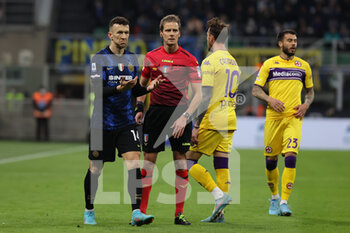 2022-03-19 - Ivan Perisic of FC Internazionale expresses disappointment with Referee Daniele Chiffi during the Serie A 2021/22 football match between FC Internazionale and ACF Fiorentina at Giuseppe Meazza Stadium, Milan, Italy on March 19, 2022 - INTER - FC INTERNAZIONALE VS ACF FIORENTINA - ITALIAN SERIE A - SOCCER