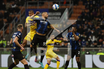 2022-03-19 - Igor of ACF Fiorentina in action with Danilo D'Ambrosio of FC Internazionale during the Serie A 2021/22 football match between FC Internazionale and ACF Fiorentina at Giuseppe Meazza Stadium, Milan, Italy on March 19, 2022 - INTER - FC INTERNAZIONALE VS ACF FIORENTINA - ITALIAN SERIE A - SOCCER
