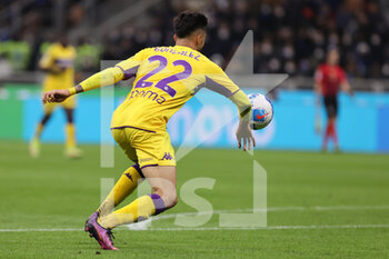 2022-03-19 - Nicolas Gonzalez of ACF Fiorentina in action during the Serie A 2021/22 football match between FC Internazionale and ACF Fiorentina at Giuseppe Meazza Stadium, Milan, Italy on March 19, 2022 - INTER - FC INTERNAZIONALE VS ACF FIORENTINA - ITALIAN SERIE A - SOCCER