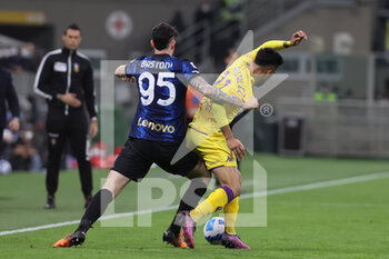 2022-03-19 - Alessandro Bastoni of FC Internazionale competes for the ball with Nicolas Gonzalez of ACF Fiorentina during the Serie A 2021/22 football match between FC Internazionale and ACF Fiorentina at Giuseppe Meazza Stadium, Milan, Italy on March 19, 2022 - INTER - FC INTERNAZIONALE VS ACF FIORENTINA - ITALIAN SERIE A - SOCCER
