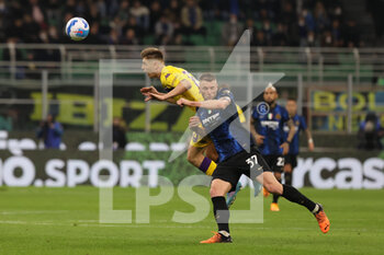 2022-03-19 - Krzysztof Piatek of ACF Fiorentina competes for the ball with Milan Skriniar of FC Internazionale during the Serie A 2021/22 football match between FC Internazionale and ACF Fiorentina at Giuseppe Meazza Stadium, Milan, Italy on March 19, 2022 - INTER - FC INTERNAZIONALE VS ACF FIORENTINA - ITALIAN SERIE A - SOCCER