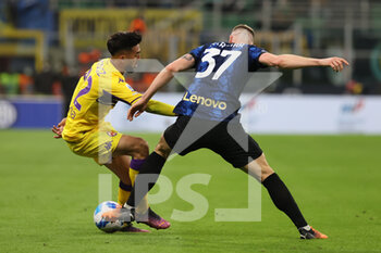 2022-03-19 - Milan Skriniar of FC Internazionale competes for the ball with Nicolas Gonzalez of ACF Fiorentina during the Serie A 2021/22 football match between FC Internazionale and ACF Fiorentina at Giuseppe Meazza Stadium, Milan, Italy on March 19, 2022 - INTER - FC INTERNAZIONALE VS ACF FIORENTINA - ITALIAN SERIE A - SOCCER