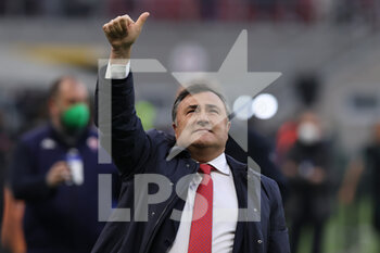 2022-03-19 - Giuseppe Barone General Manager of ACF Fiorentina greets the fans during the Serie A 2021/22 football match between FC Internazionale and ACF Fiorentina at Giuseppe Meazza Stadium, Milan, Italy on March 19, 2022 - INTER - FC INTERNAZIONALE VS ACF FIORENTINA - ITALIAN SERIE A - SOCCER