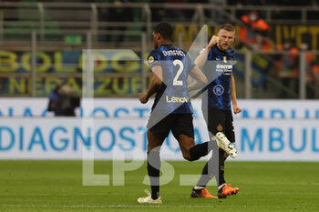 2022-03-19 - Denzel Dumfries of FC Internazionale celebrates after scoring a goal with Milan Skriniar of FC Internazionale during the Serie A 2021/22 football match between FC Internazionale and ACF Fiorentina at Giuseppe Meazza Stadium, Milan, Italy on March 19, 2022 - INTER - FC INTERNAZIONALE VS ACF FIORENTINA - ITALIAN SERIE A - SOCCER