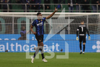 2022-03-19 - Denzel Dumfries of FC Internazionale celebrates after scoring a goal during the Serie A 2021/22 football match between FC Internazionale and ACF Fiorentina at Giuseppe Meazza Stadium, Milan, Italy on March 19, 2022 - INTER - FC INTERNAZIONALE VS ACF FIORENTINA - ITALIAN SERIE A - SOCCER