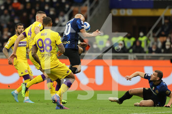 2022-03-19 - Lautaro Martinez of FC Internazionale in action during the Serie A 2021/22 football match between FC Internazionale and ACF Fiorentina at Giuseppe Meazza Stadium, Milan, Italy on March 19, 2022 - INTER - FC INTERNAZIONALE VS ACF FIORENTINA - ITALIAN SERIE A - SOCCER