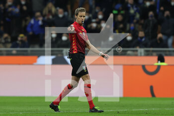 2022-03-19 - Referee Daniele Chiffi in action during the Serie A 2021/22 football match between FC Internazionale and ACF Fiorentina at Giuseppe Meazza Stadium, Milan, Italy on March 19, 2022 - INTER - FC INTERNAZIONALE VS ACF FIORENTINA - ITALIAN SERIE A - SOCCER