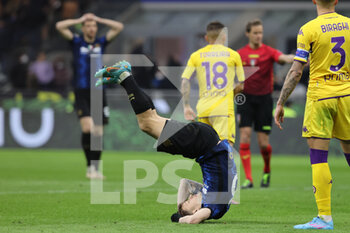 2022-03-19 - Nicolò Barella of FC Internazionale in action during the Serie A 2021/22 football match between FC Internazionale and ACF Fiorentina at Giuseppe Meazza Stadium, Milan, Italy on March 19, 2022 - INTER - FC INTERNAZIONALE VS ACF FIORENTINA - ITALIAN SERIE A - SOCCER