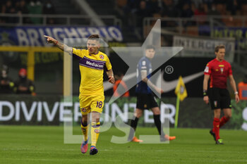 2022-03-19 - Lucas Torreira of ACF Fiorentina celebrates after scoring a goal during the Serie A 2021/22 football match between FC Internazionale and ACF Fiorentina at Giuseppe Meazza Stadium, Milan, Italy on March 19, 2022 - INTER - FC INTERNAZIONALE VS ACF FIORENTINA - ITALIAN SERIE A - SOCCER