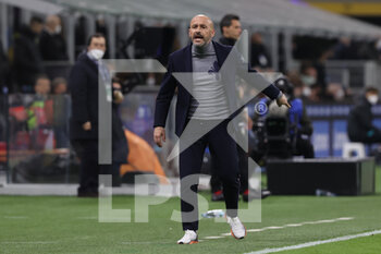 2022-03-19 - Vincenzo Italiano Head Coach of ACF Fiorentina gestures during the Serie A 2021/22 football match between FC Internazionale and ACF Fiorentina at Giuseppe Meazza Stadium, Milan, Italy on March 19, 2022 - INTER - FC INTERNAZIONALE VS ACF FIORENTINA - ITALIAN SERIE A - SOCCER