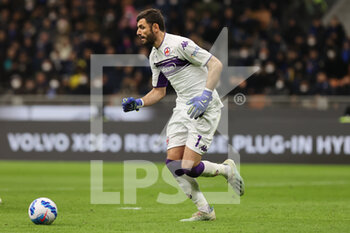 2022-03-19 - Pietro Terracciano of ACF Fiorentina in action during the Serie A 2021/22 football match between FC Internazionale and ACF Fiorentina at Giuseppe Meazza Stadium, Milan, Italy on March 19, 2022 - INTER - FC INTERNAZIONALE VS ACF FIORENTINA - ITALIAN SERIE A - SOCCER