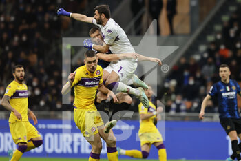 2022-03-19 - Pietro Terracciano of ACF Fiorentina and Edin Dzeko of FC Internazionale in action during the Serie A 2021/22 football match between FC Internazionale and ACF Fiorentina at Giuseppe Meazza Stadium, Milan, Italy on March 19, 2022 - INTER - FC INTERNAZIONALE VS ACF FIORENTINA - ITALIAN SERIE A - SOCCER