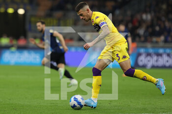 2022-03-19 - Cristiano Biraghi of ACF Fiorentina in action during the Serie A 2021/22 football match between FC Internazionale and ACF Fiorentina at Giuseppe Meazza Stadium, Milan, Italy on March 19, 2022 - INTER - FC INTERNAZIONALE VS ACF FIORENTINA - ITALIAN SERIE A - SOCCER