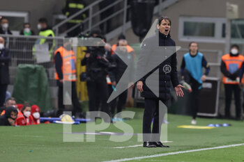 2022-03-19 - Simone Inzaghi Head Coach of FC Internazionale reacts from the bench during the Serie A 2021/22 football match between FC Internazionale and ACF Fiorentina at Giuseppe Meazza Stadium, Milan, Italy on March 19, 2022 - INTER - FC INTERNAZIONALE VS ACF FIORENTINA - ITALIAN SERIE A - SOCCER