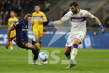 2022-03-19 - Denzel Dumfries of FC Internazionale and Pietro Terracciano of ACF Fiorentina in action during the Serie A 2021/22 football match between FC Internazionale and ACF Fiorentina at Giuseppe Meazza Stadium, Milan, Italy on March 19, 2022 - INTER - FC INTERNAZIONALE VS ACF FIORENTINA - ITALIAN SERIE A - SOCCER
