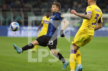2022-03-19 - Nicolò Barella of FC Internazionale in action during the Serie A 2021/22 football match between FC Internazionale and ACF Fiorentina at Giuseppe Meazza Stadium, Milan, Italy on March 19, 2022 - INTER - FC INTERNAZIONALE VS ACF FIORENTINA - ITALIAN SERIE A - SOCCER