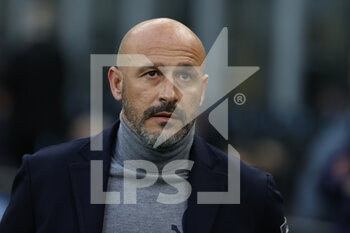 2022-03-19 - Vincenzo Italiano Head Coach of ACF Fiorentina looks on during the Serie A 2021/22 football match between FC Internazionale and ACF Fiorentina at Giuseppe Meazza Stadium, Milan, Italy on March 19, 2022 - INTER - FC INTERNAZIONALE VS ACF FIORENTINA - ITALIAN SERIE A - SOCCER