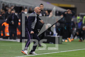 2022-03-19 - Vincenzo Italiano Head Coach of ACF Fiorentina celebrates at the end of the match during the Serie A 2021/22 football match between FC Internazionale and ACF Fiorentina at Giuseppe Meazza Stadium, Milan, Italy on March 19, 2022 - INTER - FC INTERNAZIONALE VS ACF FIORENTINA - ITALIAN SERIE A - SOCCER