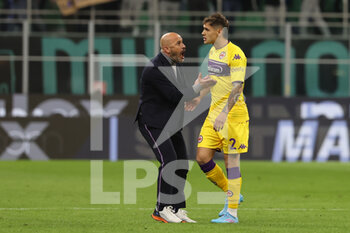 2022-03-19 - Vincenzo Italiano Head Coach of ACF Fiorentina and Lucas Martinez Quarta of ACF Fiorentina  at the end of the match during the Serie A 2021/22 football match between FC Internazionale and ACF Fiorentina at Giuseppe Meazza Stadium, Milan, Italy on March 19, 2022 - INTER - FC INTERNAZIONALE VS ACF FIORENTINA - ITALIAN SERIE A - SOCCER