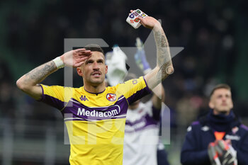 2022-03-19 - Cristiano Biraghi of ACF Fiorentina greets the fans during the Serie A 2021/22 football match between FC Internazionale and ACF Fiorentina at Giuseppe Meazza Stadium, Milan, Italy on March 19, 2022 - INTER - FC INTERNAZIONALE VS ACF FIORENTINA - ITALIAN SERIE A - SOCCER