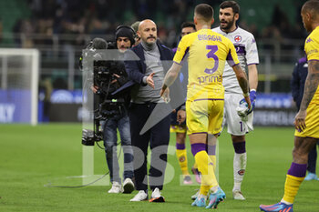 2022-03-19 - Vincenzo Italiano Head Coach of ACF Fiorentina at the end of the match during the Serie A 2021/22 football match between FC Internazionale and ACF Fiorentina at Giuseppe Meazza Stadium, Milan, Italy on March 19, 2022 - INTER - FC INTERNAZIONALE VS ACF FIORENTINA - ITALIAN SERIE A - SOCCER