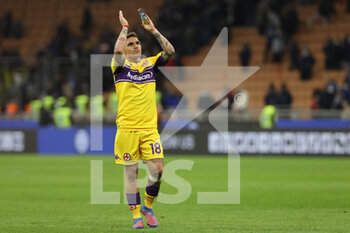 2022-03-19 - Lucas Torreira of ACF Fiorentina greets the fans during the Serie A 2021/22 football match between FC Internazionale and ACF Fiorentina at Giuseppe Meazza Stadium, Milan, Italy on March 19, 2022 - INTER - FC INTERNAZIONALE VS ACF FIORENTINA - ITALIAN SERIE A - SOCCER