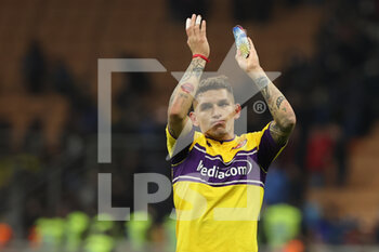 2022-03-19 - Lucas Torreira of ACF Fiorentina greets the fans during the Serie A 2021/22 football match between FC Internazionale and ACF Fiorentina at Giuseppe Meazza Stadium, Milan, Italy on March 19, 2022 - INTER - FC INTERNAZIONALE VS ACF FIORENTINA - ITALIAN SERIE A - SOCCER