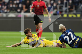 2022-03-19 - Gaetano Castrovilli of ACF Fiorentina competes for the ball with Arturo Vidal of FC Internazionale during the Serie A 2021/22 football match between FC Internazionale and ACF Fiorentina at Giuseppe Meazza Stadium, Milan, Italy on March 19, 2022 - INTER - FC INTERNAZIONALE VS ACF FIORENTINA - ITALIAN SERIE A - SOCCER