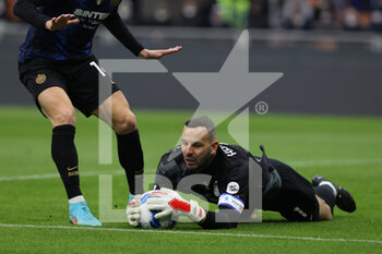 2022-03-19 - Samir Handanovic of FC Internazionale in action during the Serie A 2021/22 football match between FC Internazionale and ACF Fiorentina at Giuseppe Meazza Stadium, Milan, Italy on March 19, 2022 - INTER - FC INTERNAZIONALE VS ACF FIORENTINA - ITALIAN SERIE A - SOCCER