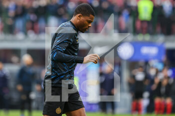 2022-03-19 - Denzel Dumfries of FC Internazionale warms up during the Serie A 2021/22 football match between FC Internazionale and ACF Fiorentina at Giuseppe Meazza Stadium, Milan, Italy on March 19, 2022 - INTER - FC INTERNAZIONALE VS ACF FIORENTINA - ITALIAN SERIE A - SOCCER