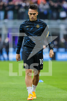 2022-03-19 - Lautaro Martinez of FC Internazionale warms up during the Serie A 2021/22 football match between FC Internazionale and ACF Fiorentina at Giuseppe Meazza Stadium, Milan, Italy on March 19, 2022 - INTER - FC INTERNAZIONALE VS ACF FIORENTINA - ITALIAN SERIE A - SOCCER