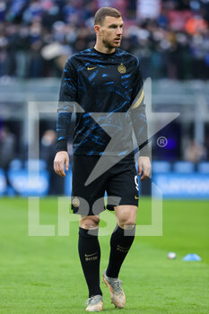 2022-03-19 - Edin Dzeko of FC Internazionale warms up during the Serie A 2021/22 football match between FC Internazionale and ACF Fiorentina at Giuseppe Meazza Stadium, Milan, Italy on March 19, 2022 - INTER - FC INTERNAZIONALE VS ACF FIORENTINA - ITALIAN SERIE A - SOCCER