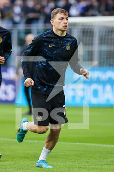 2022-03-19 - Nicolò Barella of FC Internazionale warms up during the Serie A 2021/22 football match between FC Internazionale and ACF Fiorentina at Giuseppe Meazza Stadium, Milan, Italy on March 19, 2022 - INTER - FC INTERNAZIONALE VS ACF FIORENTINA - ITALIAN SERIE A - SOCCER
