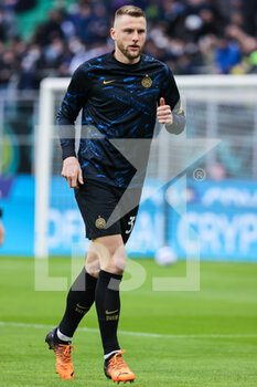 2022-03-19 - Milan Skriniar of FC Internazionale warms up during the Serie A 2021/22 football match between FC Internazionale and ACF Fiorentina at Giuseppe Meazza Stadium, Milan, Italy on March 19, 2022 - INTER - FC INTERNAZIONALE VS ACF FIORENTINA - ITALIAN SERIE A - SOCCER