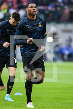2022-03-19 - Denzel Dumfries of FC Internazionale warms up during the Serie A 2021/22 football match between FC Internazionale and ACF Fiorentina at Giuseppe Meazza Stadium, Milan, Italy on March 19, 2022 - INTER - FC INTERNAZIONALE VS ACF FIORENTINA - ITALIAN SERIE A - SOCCER