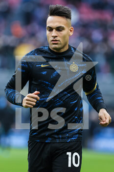 2022-03-19 - Lautaro Martinez of FC Internazionale warms up during the Serie A 2021/22 football match between FC Internazionale and ACF Fiorentina at Giuseppe Meazza Stadium, Milan, Italy on March 19, 2022 - INTER - FC INTERNAZIONALE VS ACF FIORENTINA - ITALIAN SERIE A - SOCCER