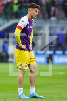 2022-03-19 - Krzysztof Piatek of ACF Fiorentina warms up during the Serie A 2021/22 football match between FC Internazionale and ACF Fiorentina at Giuseppe Meazza Stadium, Milan, Italy on March 19, 2022 - INTER - FC INTERNAZIONALE VS ACF FIORENTINA - ITALIAN SERIE A - SOCCER