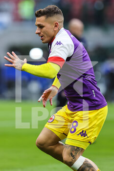 2022-03-19 - Lucas Torreira of ACF Fiorentina warms up during the Serie A 2021/22 football match between FC Internazionale and ACF Fiorentina at Giuseppe Meazza Stadium, Milan, Italy on March 19, 2022 - INTER - FC INTERNAZIONALE VS ACF FIORENTINA - ITALIAN SERIE A - SOCCER