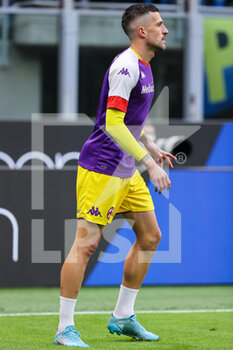 2022-03-19 - Cristiano Biraghi of ACF Fiorentina warms up during the Serie A 2021/22 football match between FC Internazionale and ACF Fiorentina at Giuseppe Meazza Stadium, Milan, Italy on March 19, 2022 - INTER - FC INTERNAZIONALE VS ACF FIORENTINA - ITALIAN SERIE A - SOCCER