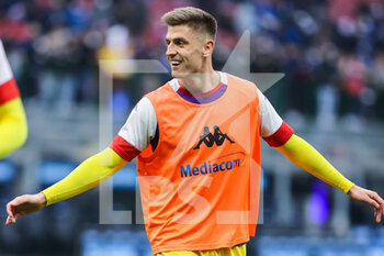 2022-03-19 - Krzysztof Piatek of ACF Fiorentina smiling during the Serie A 2021/22 football match between FC Internazionale and ACF Fiorentina at Giuseppe Meazza Stadium, Milan, Italy on March 19, 2022 - INTER - FC INTERNAZIONALE VS ACF FIORENTINA - ITALIAN SERIE A - SOCCER