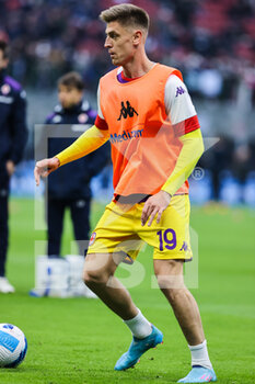 2022-03-19 - Krzysztof Piatek of ACF Fiorentina warms up during the Serie A 2021/22 football match between FC Internazionale and ACF Fiorentina at Giuseppe Meazza Stadium, Milan, Italy on March 19, 2022 - INTER - FC INTERNAZIONALE VS ACF FIORENTINA - ITALIAN SERIE A - SOCCER