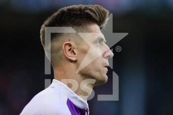 2022-03-19 - Krzysztof Piatek of ACF Fiorentina looks on during the Serie A 2021/22 football match between FC Internazionale and ACF Fiorentina at Giuseppe Meazza Stadium, Milan, Italy on March 19, 2022 - INTER - FC INTERNAZIONALE VS ACF FIORENTINA - ITALIAN SERIE A - SOCCER