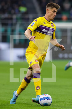 2022-03-19 - Krzysztof Piatek of ACF Fiorentina in action during the Serie A 2021/22 football match between FC Internazionale and ACF Fiorentina at Giuseppe Meazza Stadium, Milan, Italy on March 19, 2022 - INTER - FC INTERNAZIONALE VS ACF FIORENTINA - ITALIAN SERIE A - SOCCER
