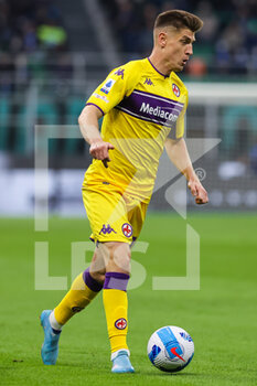 2022-03-19 - Krzysztof Piatek of ACF Fiorentina in action during the Serie A 2021/22 football match between FC Internazionale and ACF Fiorentina at Giuseppe Meazza Stadium, Milan, Italy on March 19, 2022 - INTER - FC INTERNAZIONALE VS ACF FIORENTINA - ITALIAN SERIE A - SOCCER