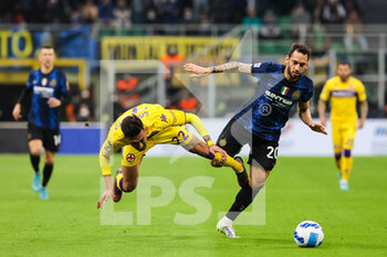 2022-03-19 - Hakan Calhanoglu of FC Internazionale competes for the ball with Nicolas Gonzalez of ACF Fiorentina during the Serie A 2021/22 football match between FC Internazionale and ACF Fiorentina at Giuseppe Meazza Stadium, Milan, Italy on March 19, 2022 - INTER - FC INTERNAZIONALE VS ACF FIORENTINA - ITALIAN SERIE A - SOCCER