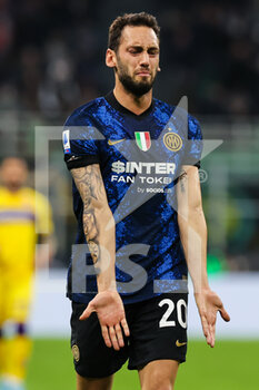 2022-03-19 - Hakan Calhanoglu of FC Internazionale expresses disappointment during the Serie A 2021/22 football match between FC Internazionale and ACF Fiorentina at Giuseppe Meazza Stadium, Milan, Italy on March 19, 2022 - INTER - FC INTERNAZIONALE VS ACF FIORENTINA - ITALIAN SERIE A - SOCCER